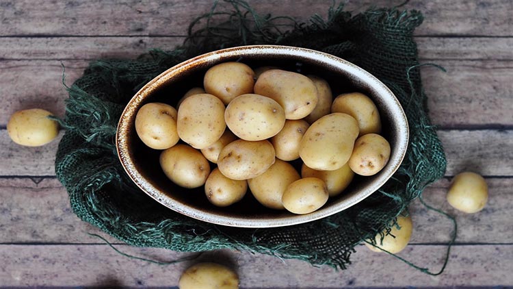 Sử dụng vỏ khoai tây có thể loại bỏ được tóc bạc 1