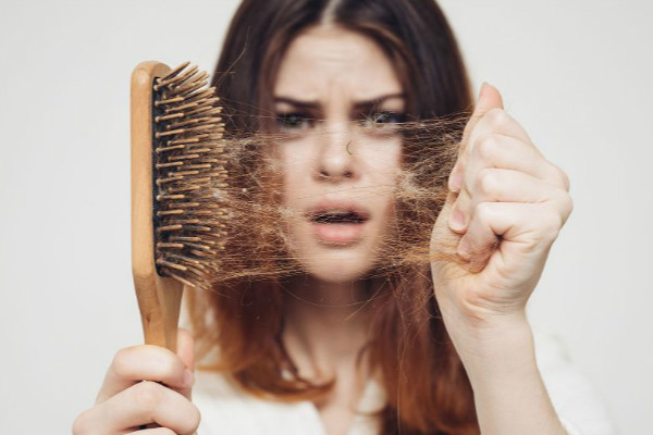 10 cách trị gàu và giảm tóc rụng tại nhà đơn giản, hiệu quả