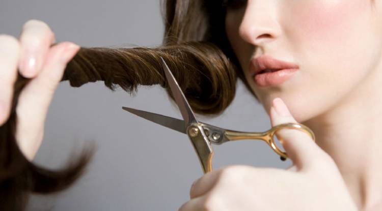Tóc thường xuyên được cắt tỉa 1