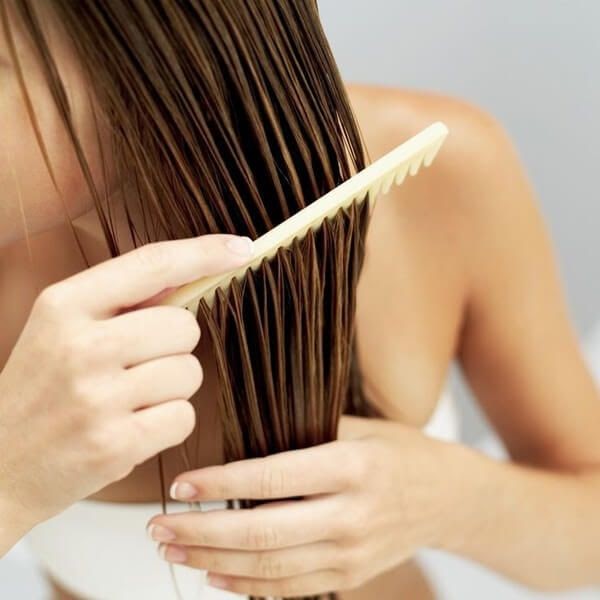 4. Giữ tóc thẳng bằng cách chải tóc ướt liên tục cho đến khi khô 1