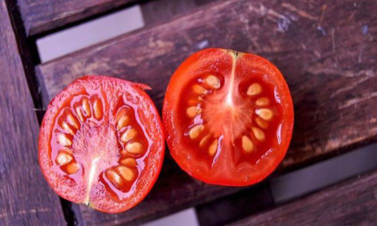Hãy bổ sung cà chua vào thực đơn ăn uống để cải thiện tình trạng rụng tóc do DHT