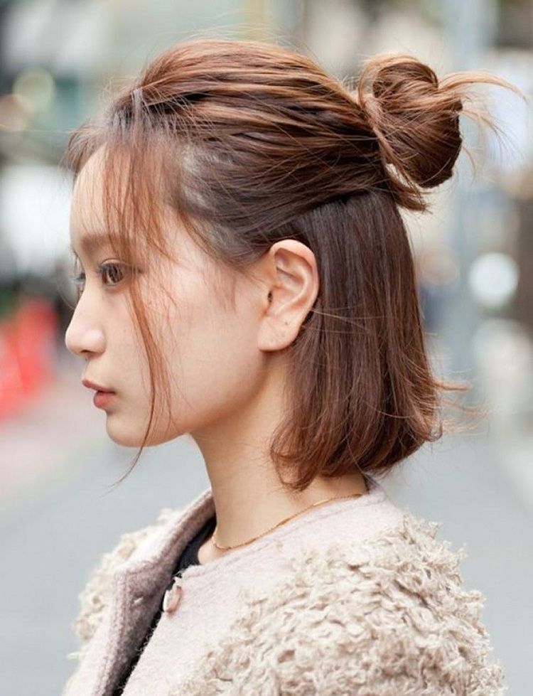 Kiểu tóc buộc nửa đầu nữ tính, mang vẻ trẻ trung năng động